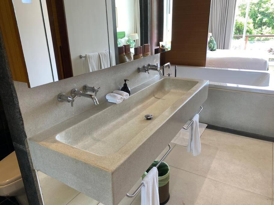 Beachfront 2 Bedroom Luxury Condo Chava Surin ภายนอก รูปภาพ